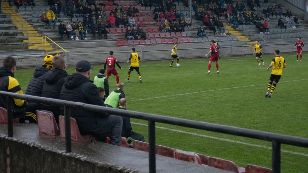 Augsburg försvarar serieledningen mot Werder Bremen